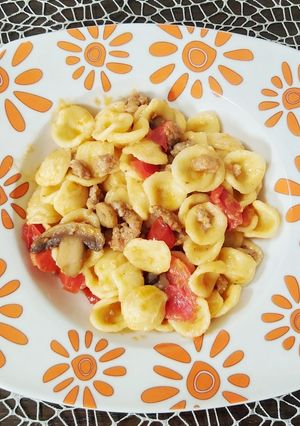 Foto di Orecchiette con salsiccia, pomodorini e funghi