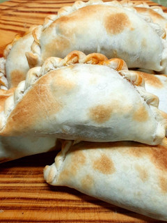 Una foto de Empanadas criollas con carne cortada a cuchillo ¡Jugosísimas!