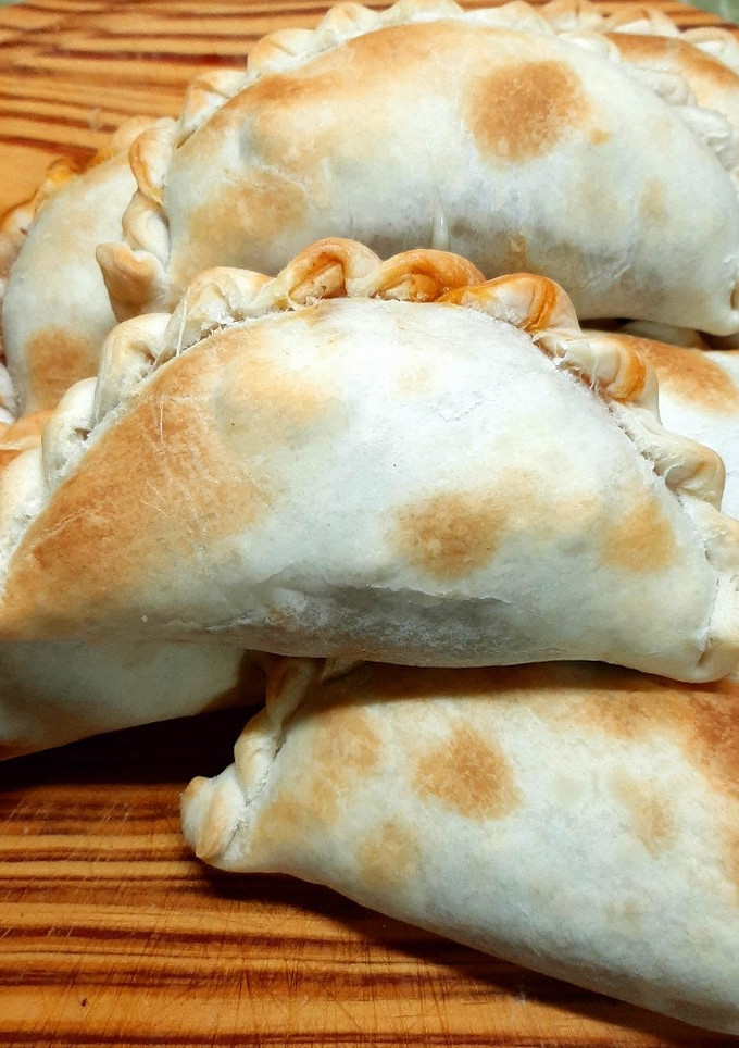 Una foto de Empanadas criollas con carne cortada a cuchillo ¡Jugosísimas!