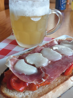 Una foto de Tostá de pimiento asado con jamón y queso de cabra