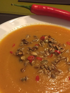Sárgarépa krémleves pirított magvakkal, csípősen (tejmentes) recept fotója