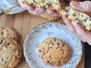 Une photo de cookies au chocolat