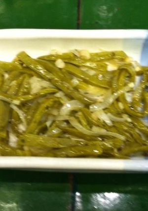 Una foto de Nopales con cebolla