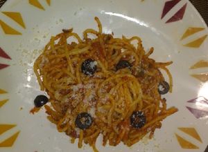Una foto de Pasta a la puttanesca italiana