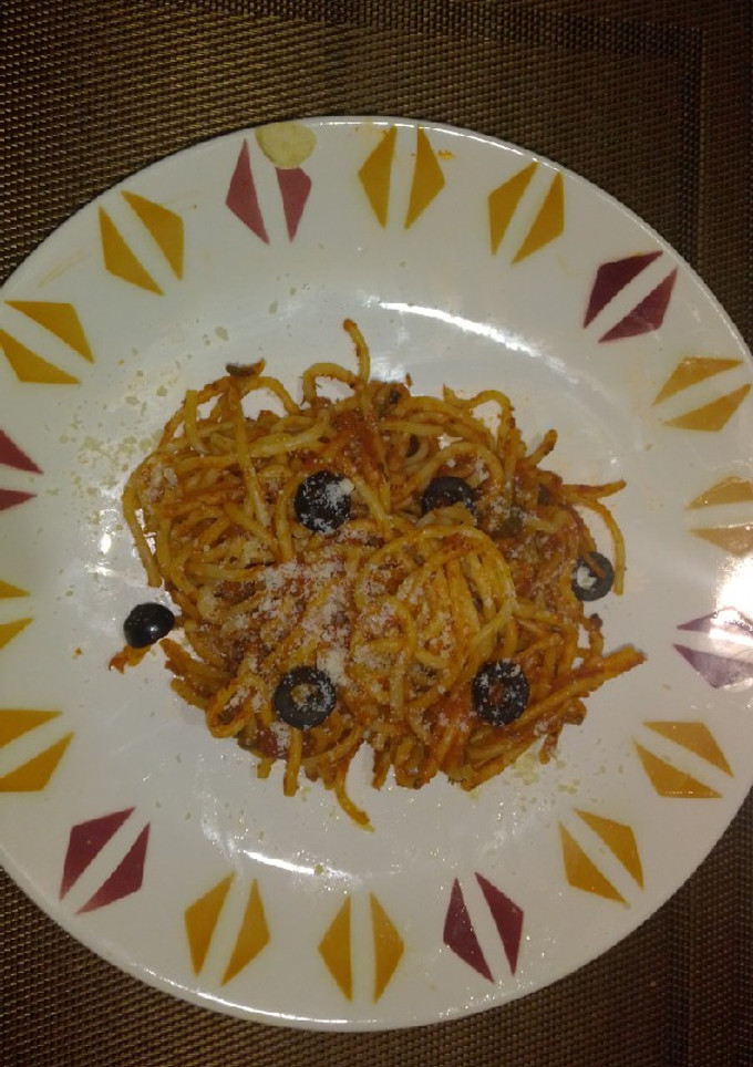 Una foto de Pasta a la puttanesca italiana