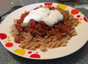 Una foto de Pasta con lentejas y yogurt a la menta
