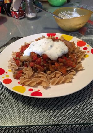 Una foto de Pasta con lentejas y yogurt a la menta