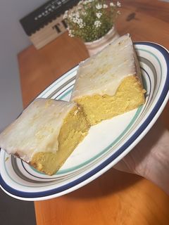Una foto de Budín de mandarina y glasé de limón 🍊🍋