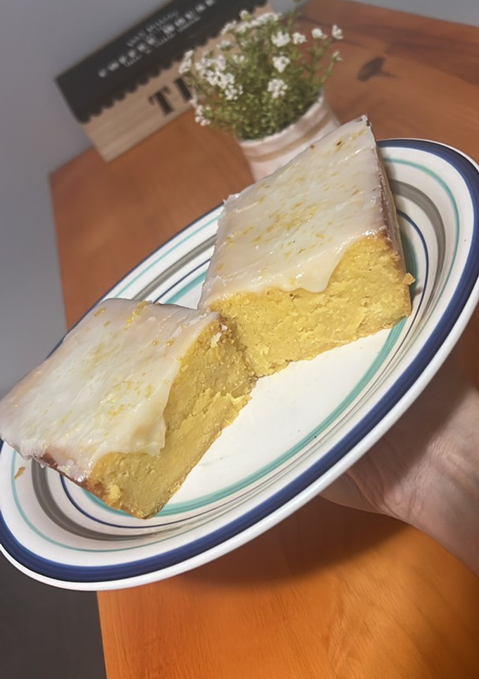 Una foto de Budín de mandarina y glasé de limón 🍊🍋