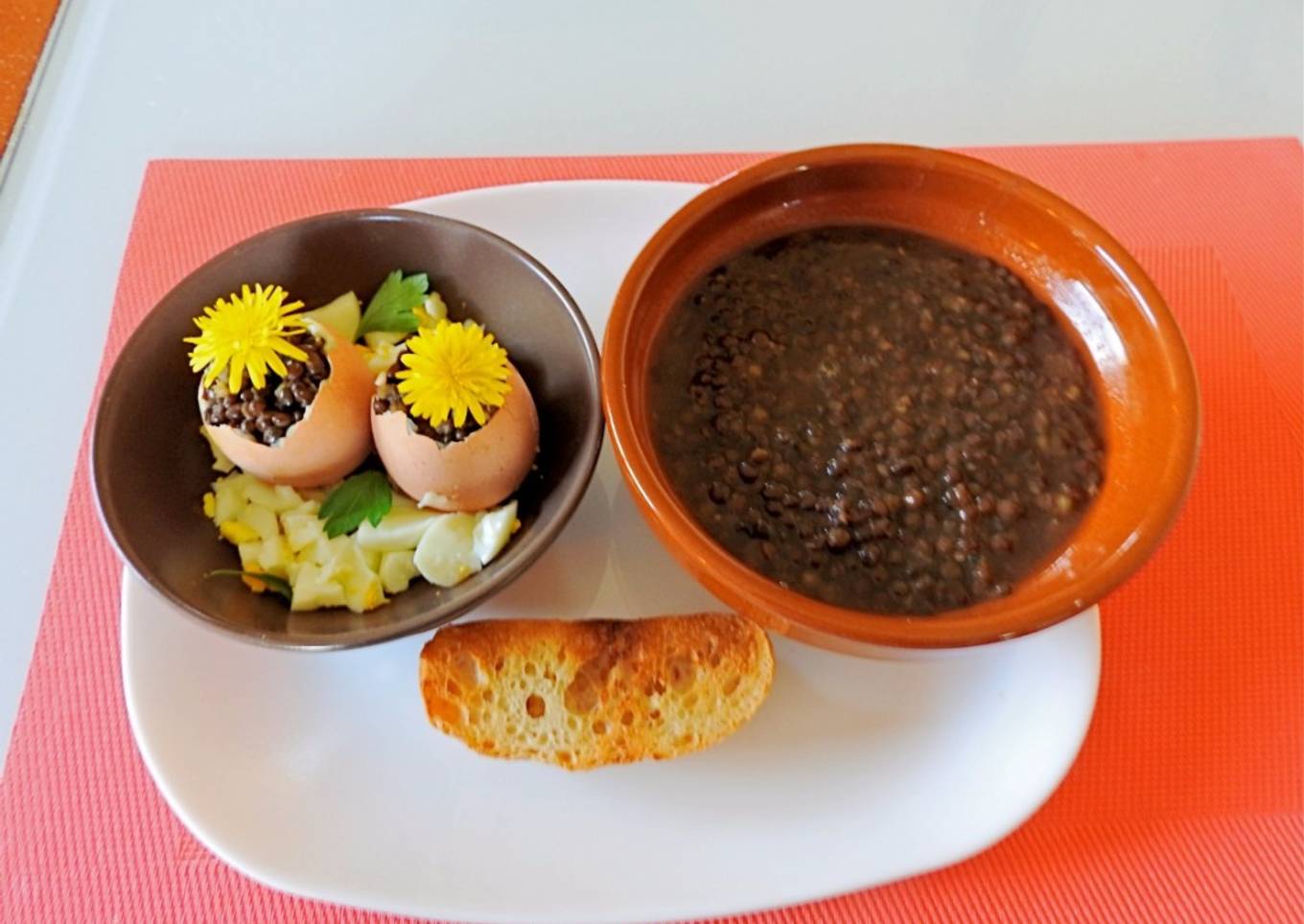 Lentejas caviar con chorizo, huevo duro y curry