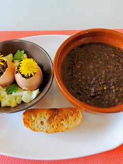 Una foto de Lentejas caviar con chorizo, huevo duro y curry