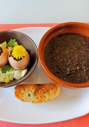 Foto principal de Lentejas caviar con chorizo, huevo duro y curry