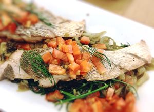 Hình của món Cá om thì là dưa chua.