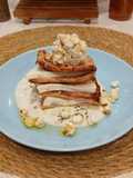 Milhojas de Lomo Adobado y Queso Fresco con Tzatziki y Palomitas de Maiz
