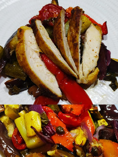 Foto di Petto di pollo con "stanata" di verdure al forno