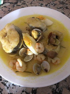 Una foto de Pescado en salsa marinera