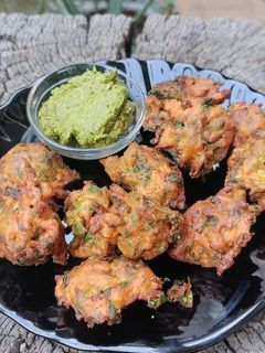 લીલી ડુંગળી ના ભજીયા (Lili Dungri Bhajiya Recipe In Gujarati) રેસીપી મુખ્ય ફોટો