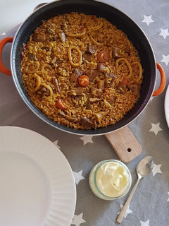 Una foto de Arroz con secreto ibérico y calamares