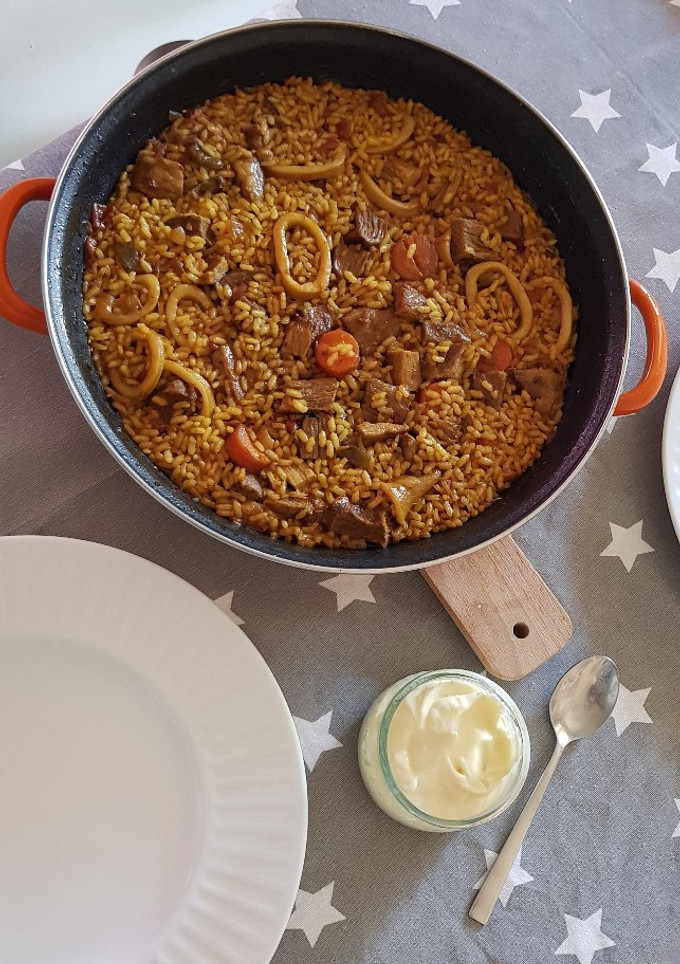 Una foto de Arroz con secreto ibérico y calamares