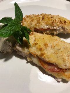 Una foto de Libritos de lomo rellenos, con salsa de queso de cabra