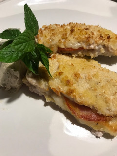 Una foto de Libritos de lomo rellenos, con salsa de queso de cabra