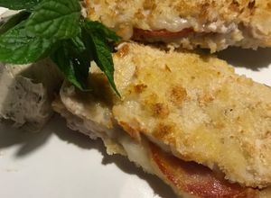 Una foto de Libritos de lomo rellenos, con salsa de queso de cabra