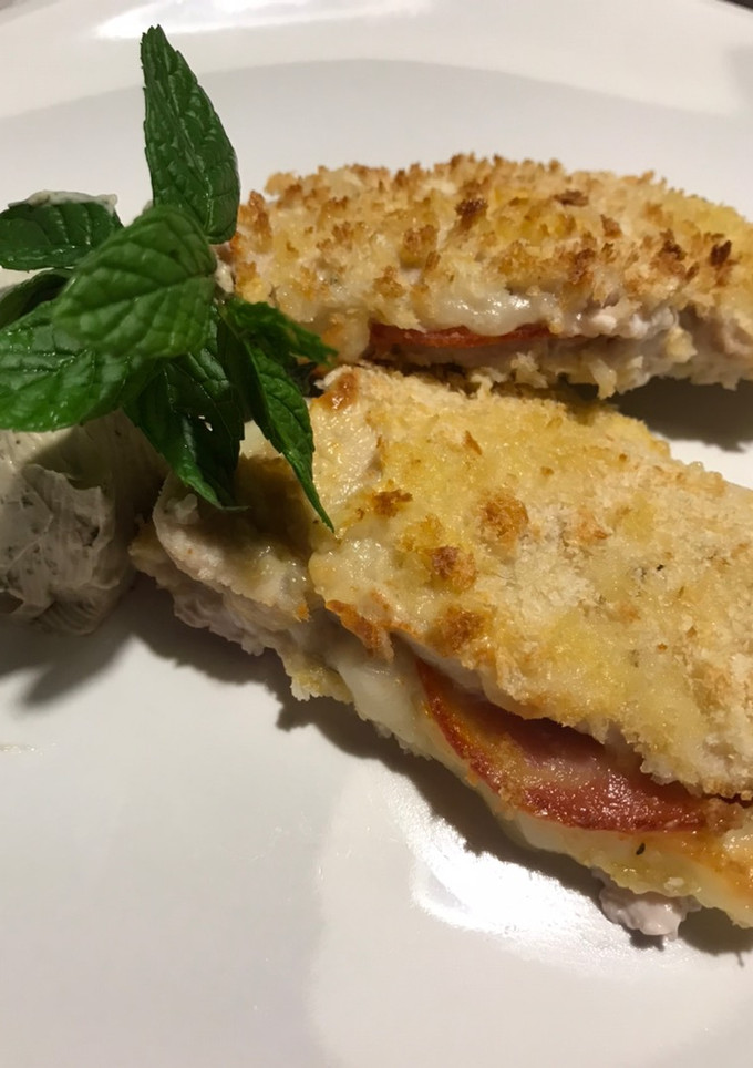 Una foto de Libritos de lomo rellenos, con salsa de queso de cabra