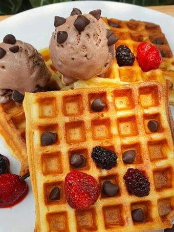 Cara Simple Membuat Resep  Waffle Ice Cream Chocochip Mix Berry (Sourdough Discard) yang Enak, Sempurna