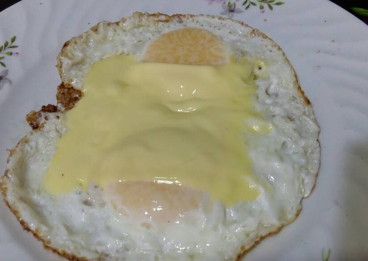 صباح الخير. بيض عيون بالجبنة