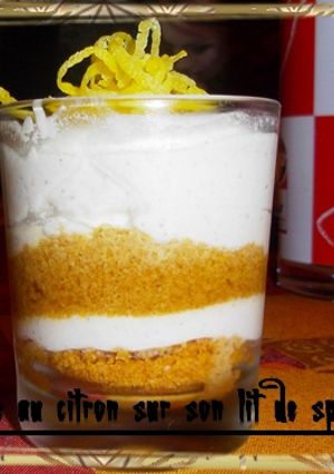 Une photo de Mousse au citron sur lit de spéculoos