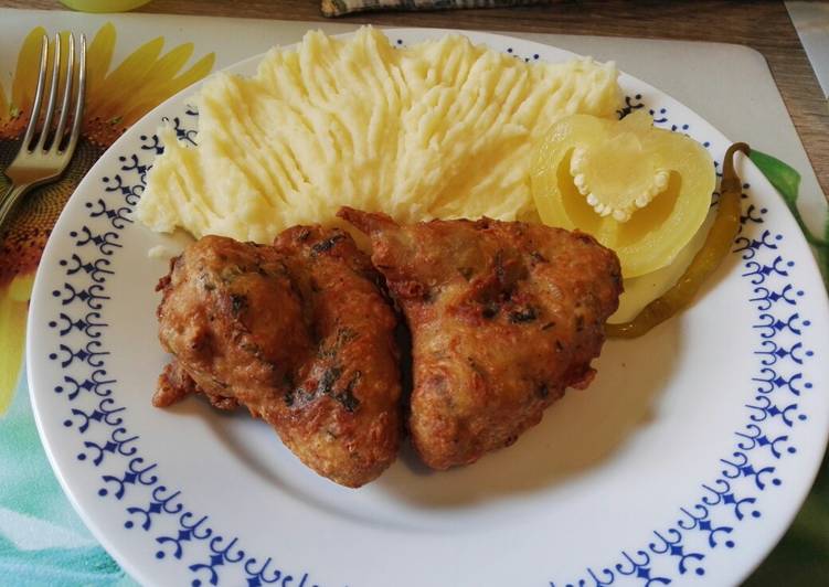 Csirkeszárnyak fehérboros, sajtos tésztabundában