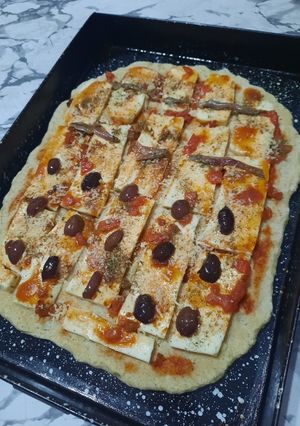 Una foto de Pizza mitad anchoas, mitad olivas negras