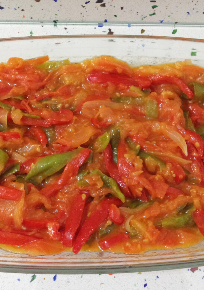Una foto de Pisto con huevos fritos