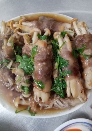 Hình của món Bò cuốn nấm chiên.