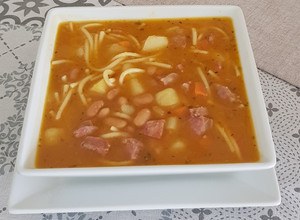 Una foto de Porotos con tallarines