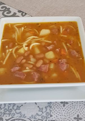 Una foto de Porotos con tallarines