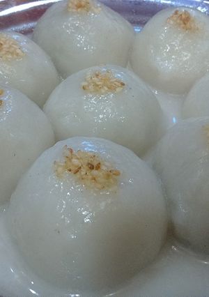 Hình của món Bánh trôi nước cốt dừa nhân đậu xanh lá nếp.