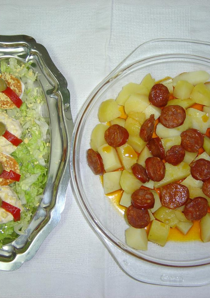 Una foto de Patatas con chorizo picante y huevos rellenos