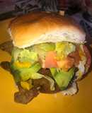 Súper sándwich de milanesa con palta, lechuga y tomate