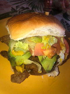 Una foto de Súper sándwich de milanesa con palta, lechuga y tomate