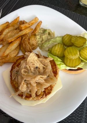 Una foto de Cebollitas con tahini y miso para las hamburguesas