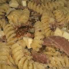 Una foto de Pasta con tomate seco, jamón y queso
