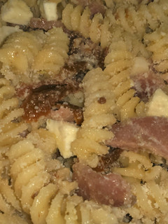 Una foto de Pasta con tomate seco, jamón y queso