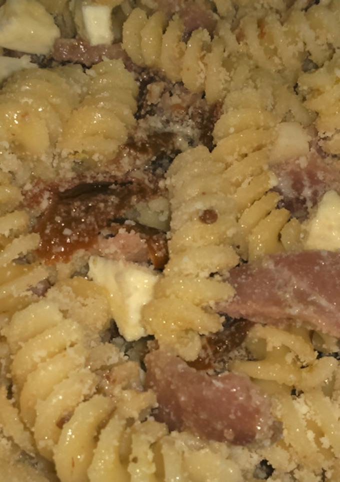 Una foto de Pasta con tomate seco, jamón y queso