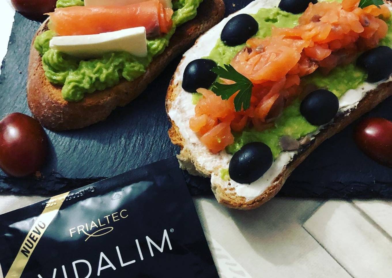 Tostadas de salmón ahumado queso y aguacate