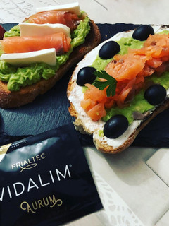 Una foto de Tostadas de salmón ahumado queso y aguacate