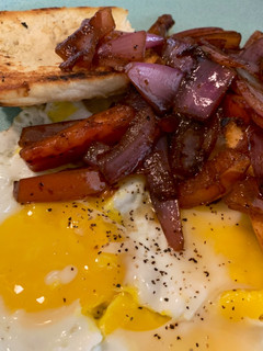 Una foto de Huevos fritos encebollados