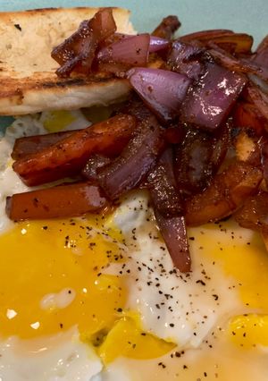 Una foto de Huevos fritos encebollados