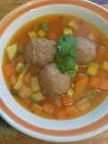Sopa de verdura con albóndigas