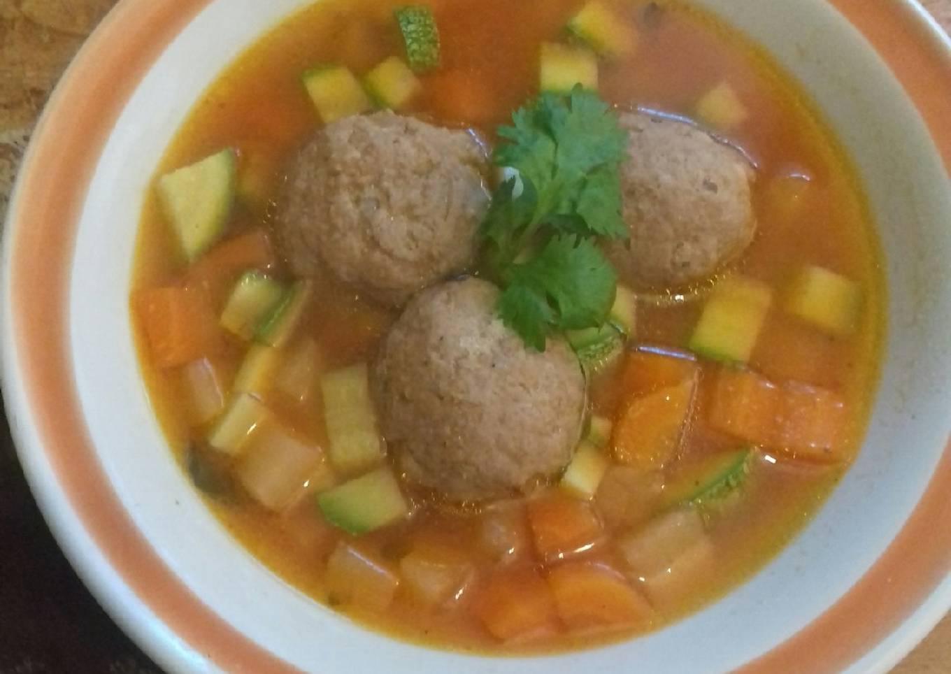 Sopa de verdura con albóndigas